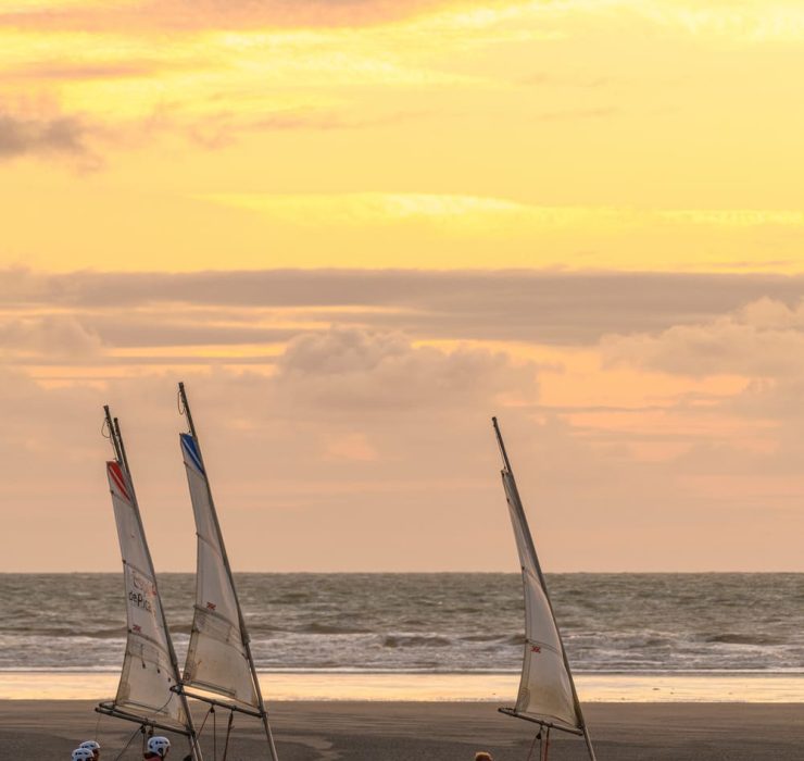 Char à voiles coucher soleil